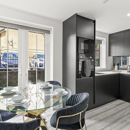 Elegant Apartments In Staines L Free Onsite Parking מראה חיצוני תמונה