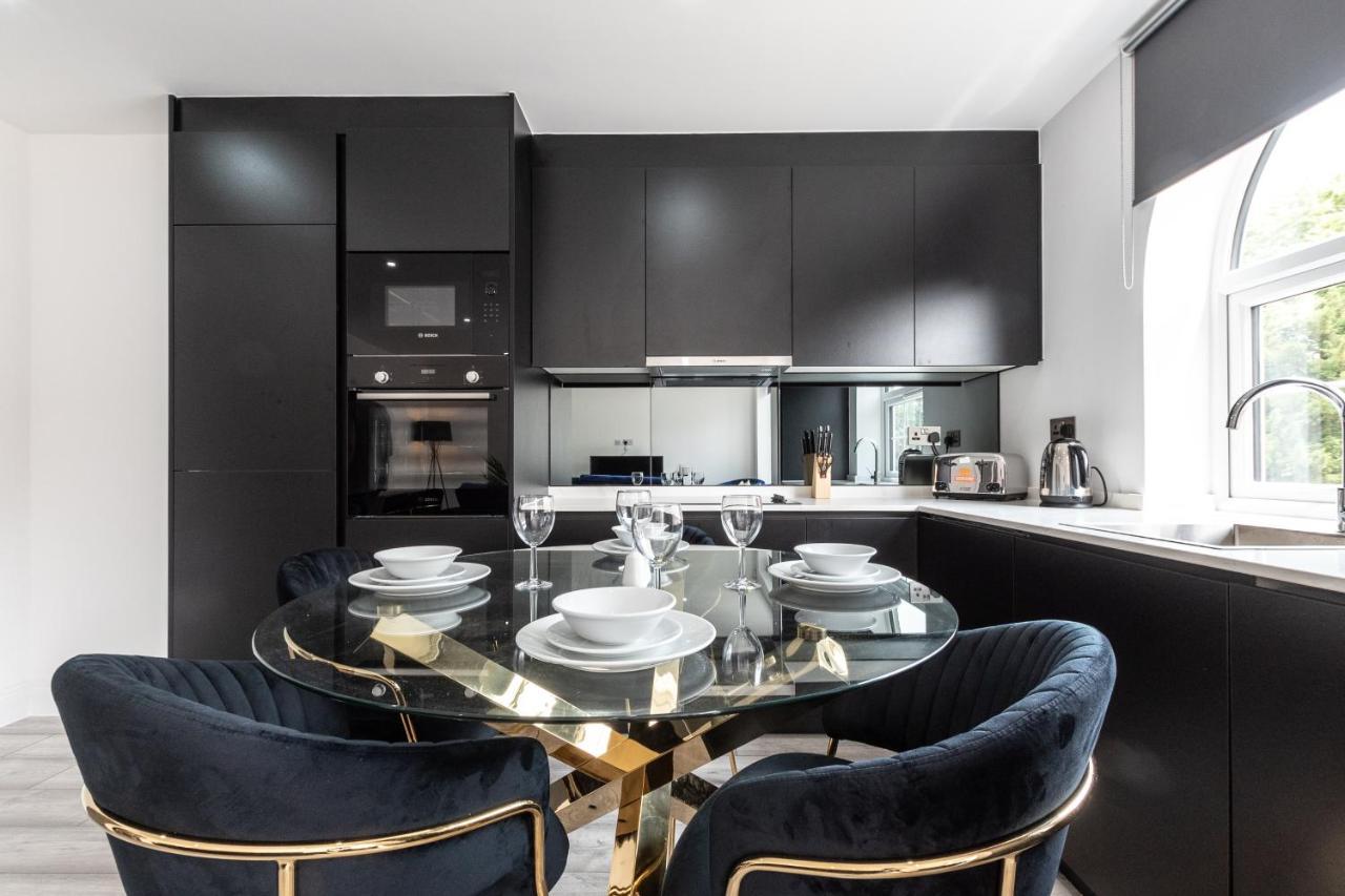 Elegant Apartments In Staines L Free Onsite Parking מראה חיצוני תמונה