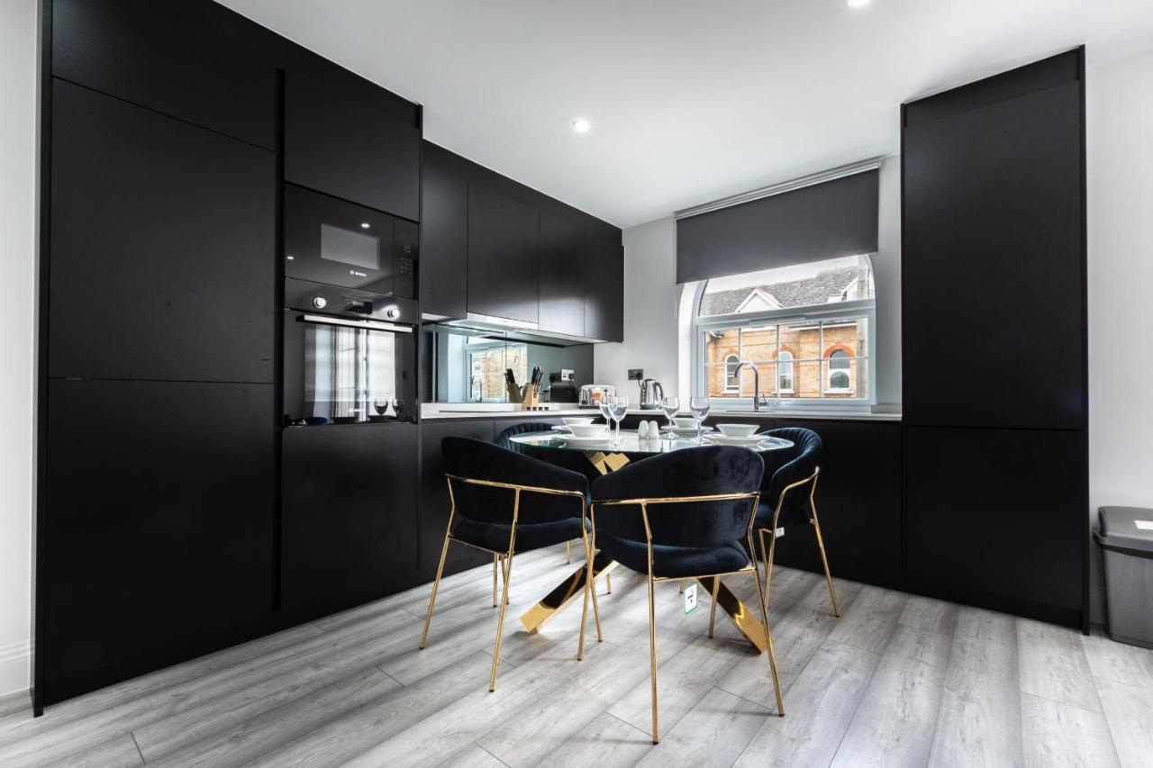 Elegant Apartments In Staines L Free Onsite Parking מראה חיצוני תמונה