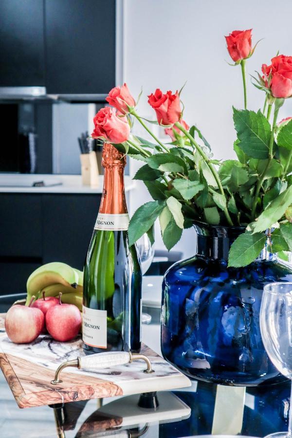 Elegant Apartments In Staines L Free Onsite Parking מראה חיצוני תמונה