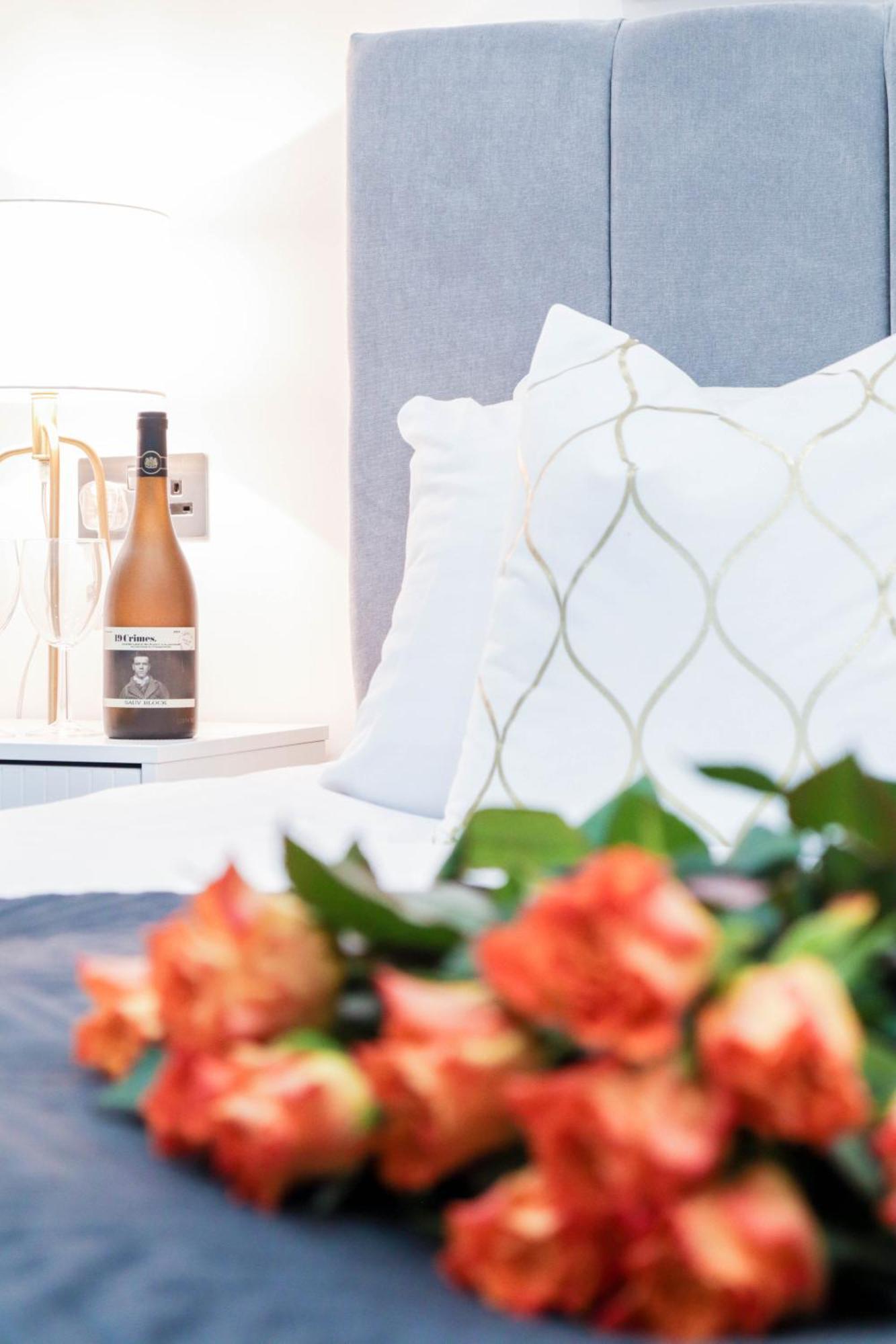 Elegant Apartments In Staines L Free Onsite Parking מראה חיצוני תמונה