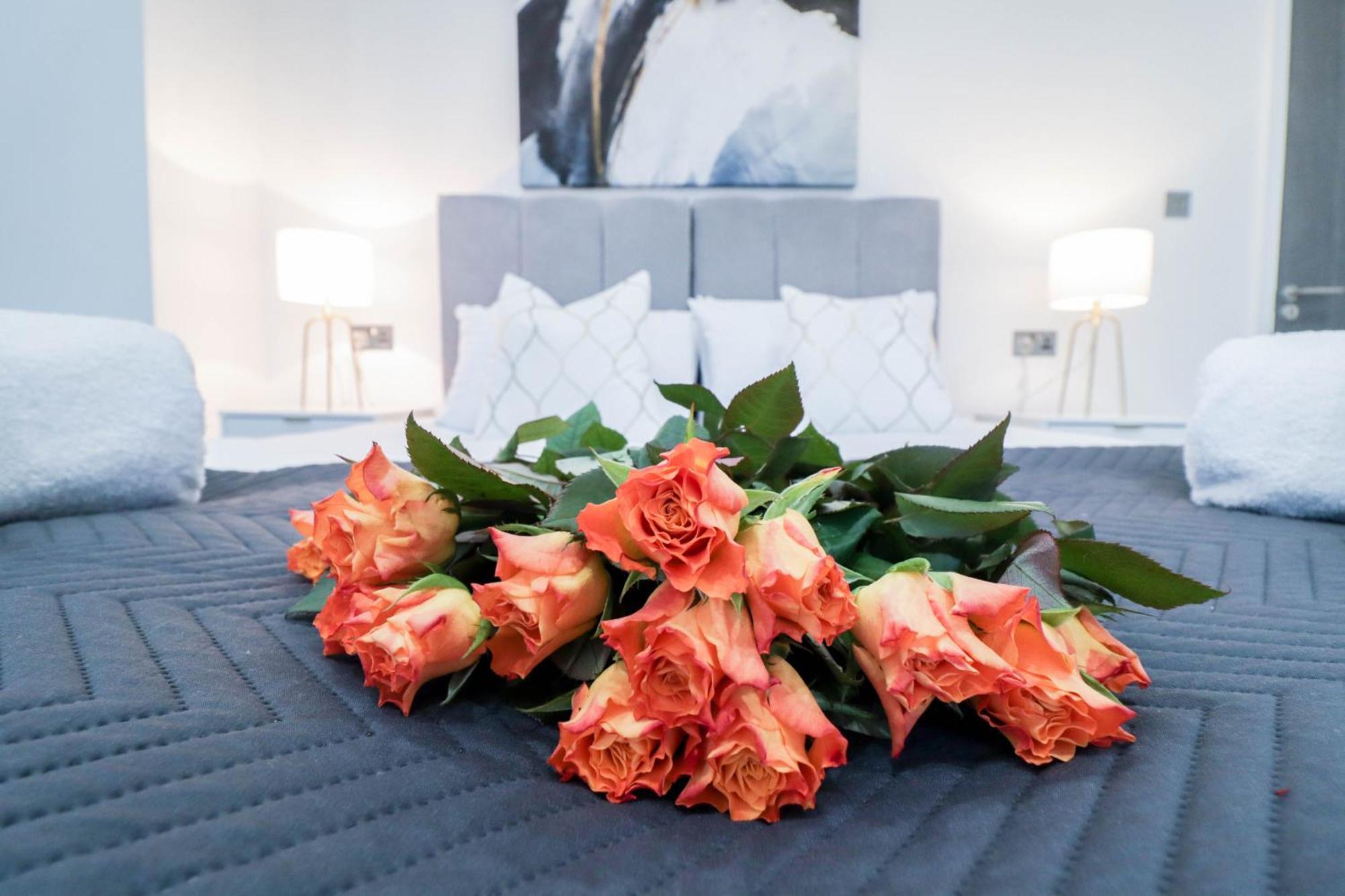 Elegant Apartments In Staines L Free Onsite Parking מראה חיצוני תמונה