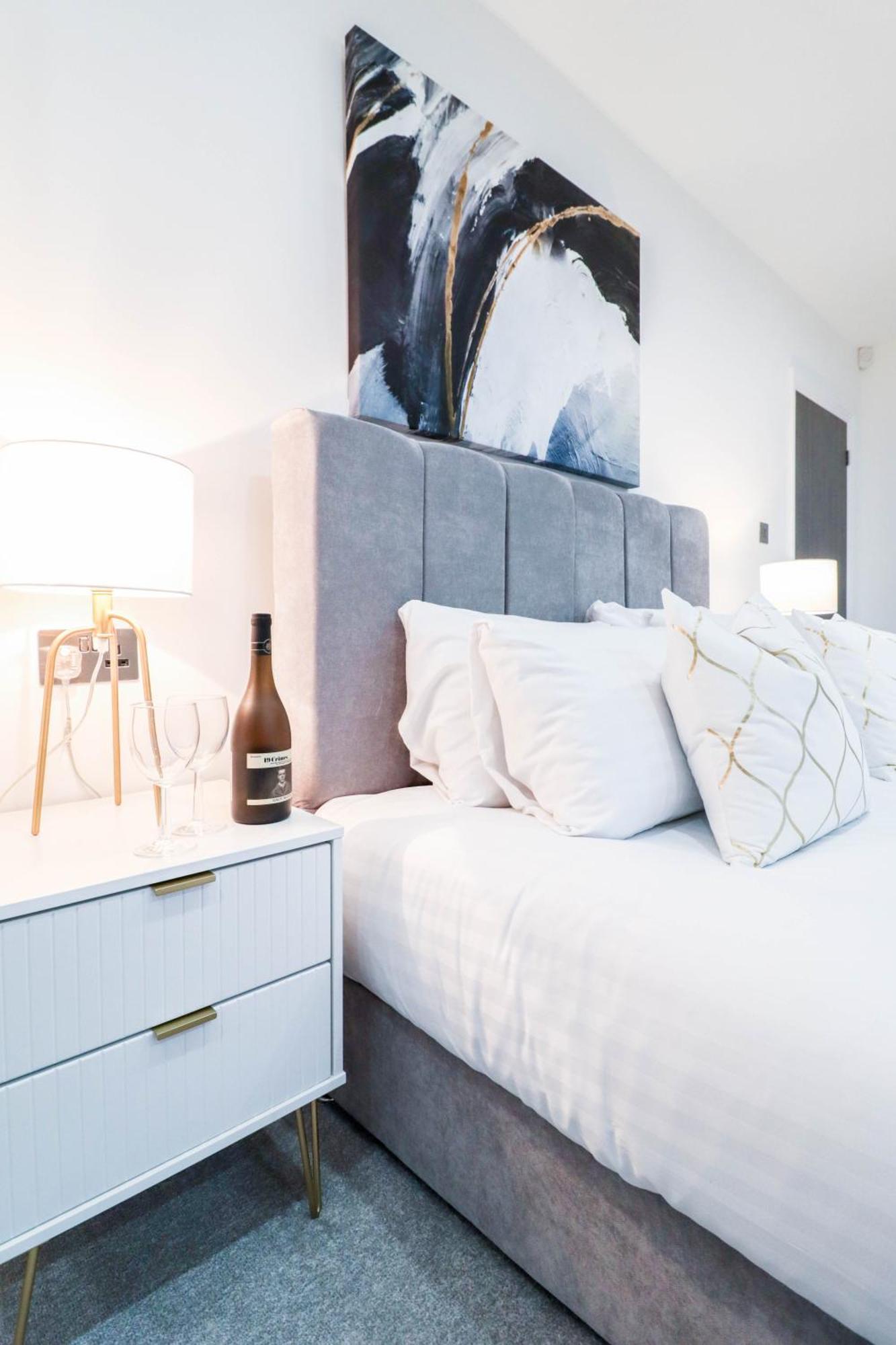 Elegant Apartments In Staines L Free Onsite Parking מראה חיצוני תמונה