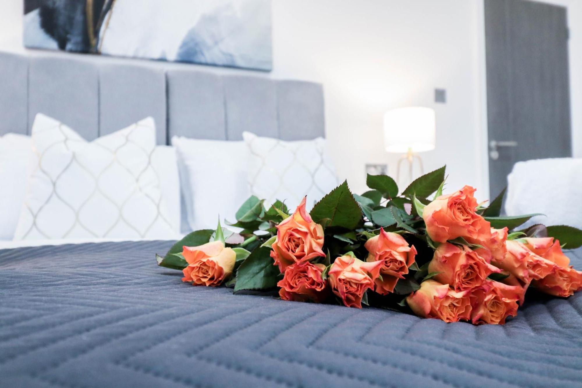 Elegant Apartments In Staines L Free Onsite Parking מראה חיצוני תמונה