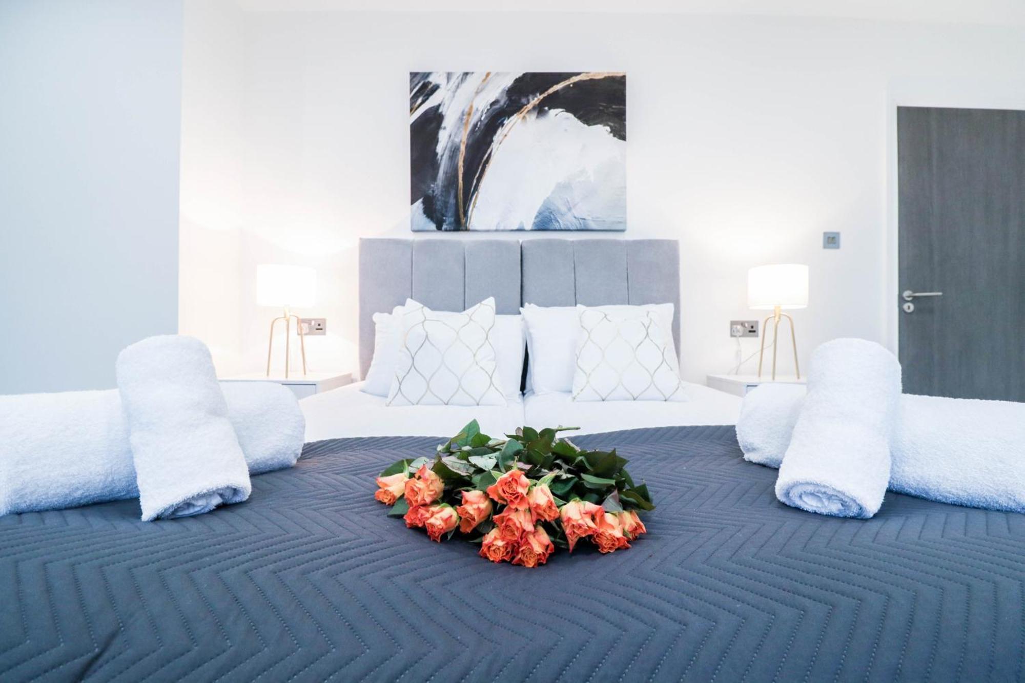 Elegant Apartments In Staines L Free Onsite Parking מראה חיצוני תמונה