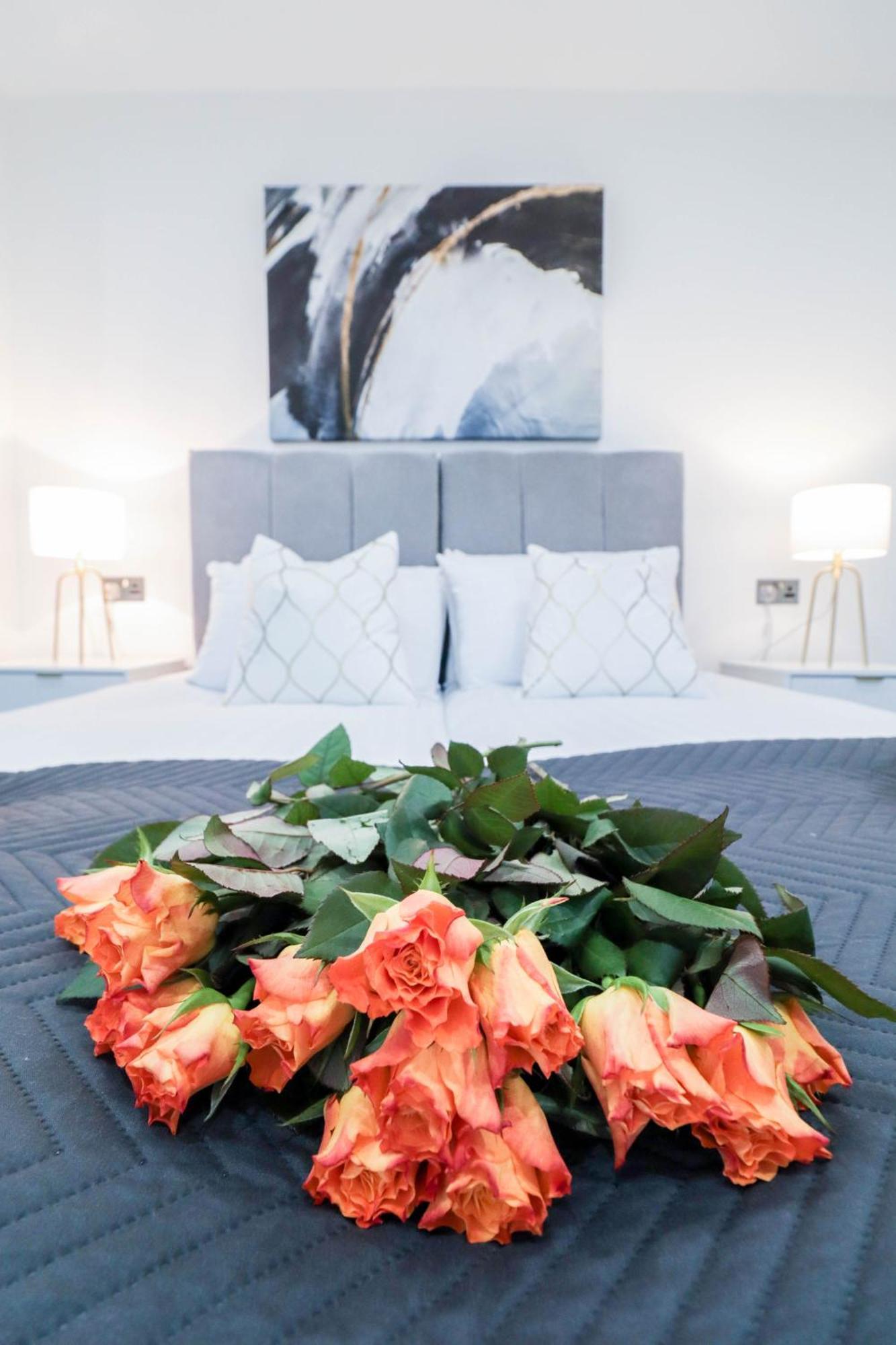 Elegant Apartments In Staines L Free Onsite Parking מראה חיצוני תמונה