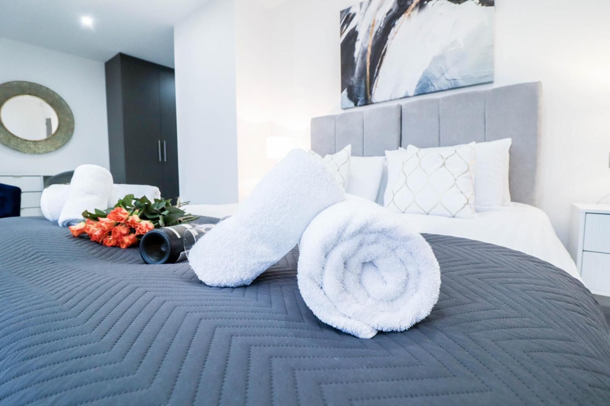 Elegant Apartments In Staines L Free Onsite Parking מראה חיצוני תמונה