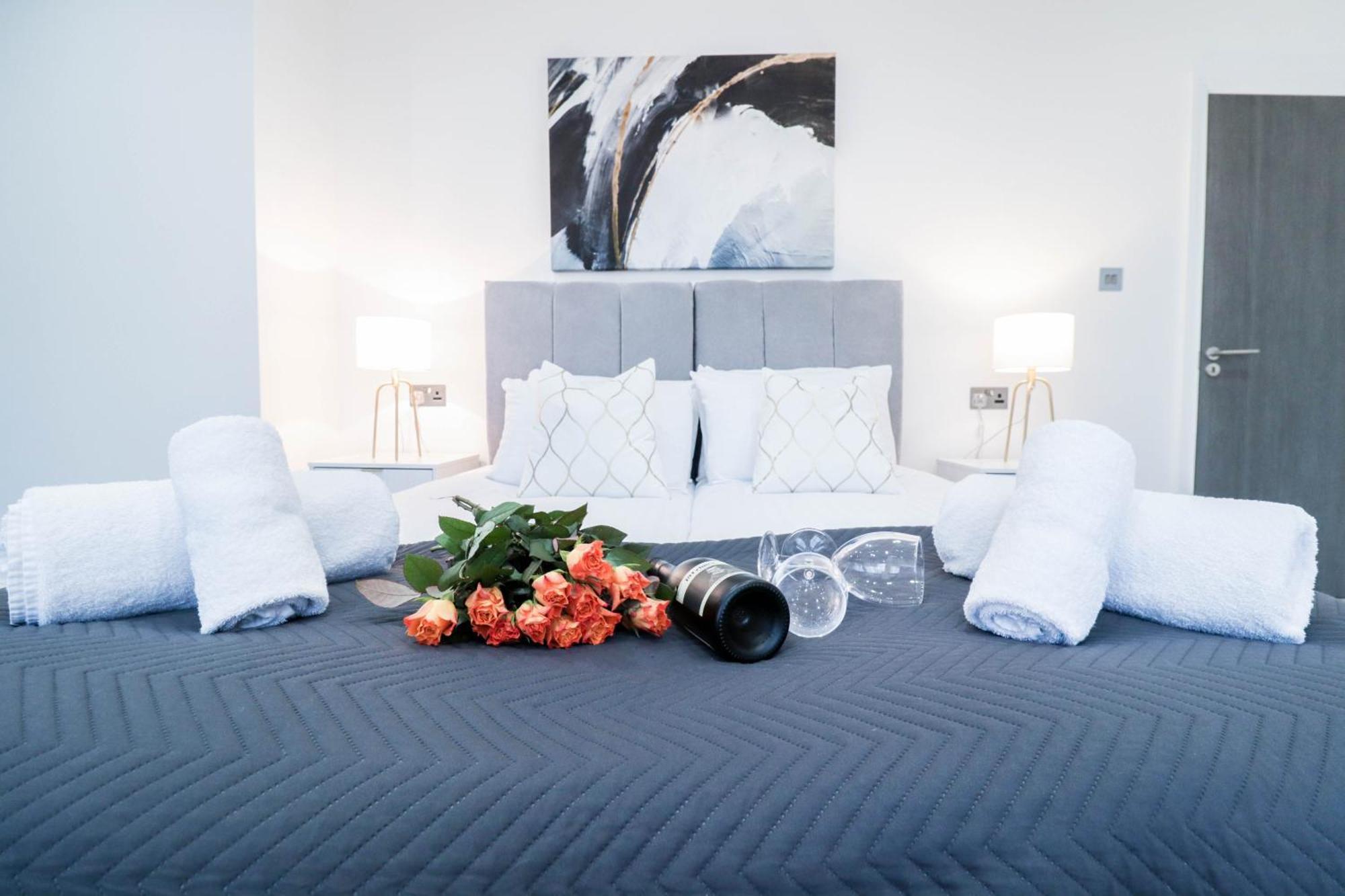 Elegant Apartments In Staines L Free Onsite Parking מראה חיצוני תמונה