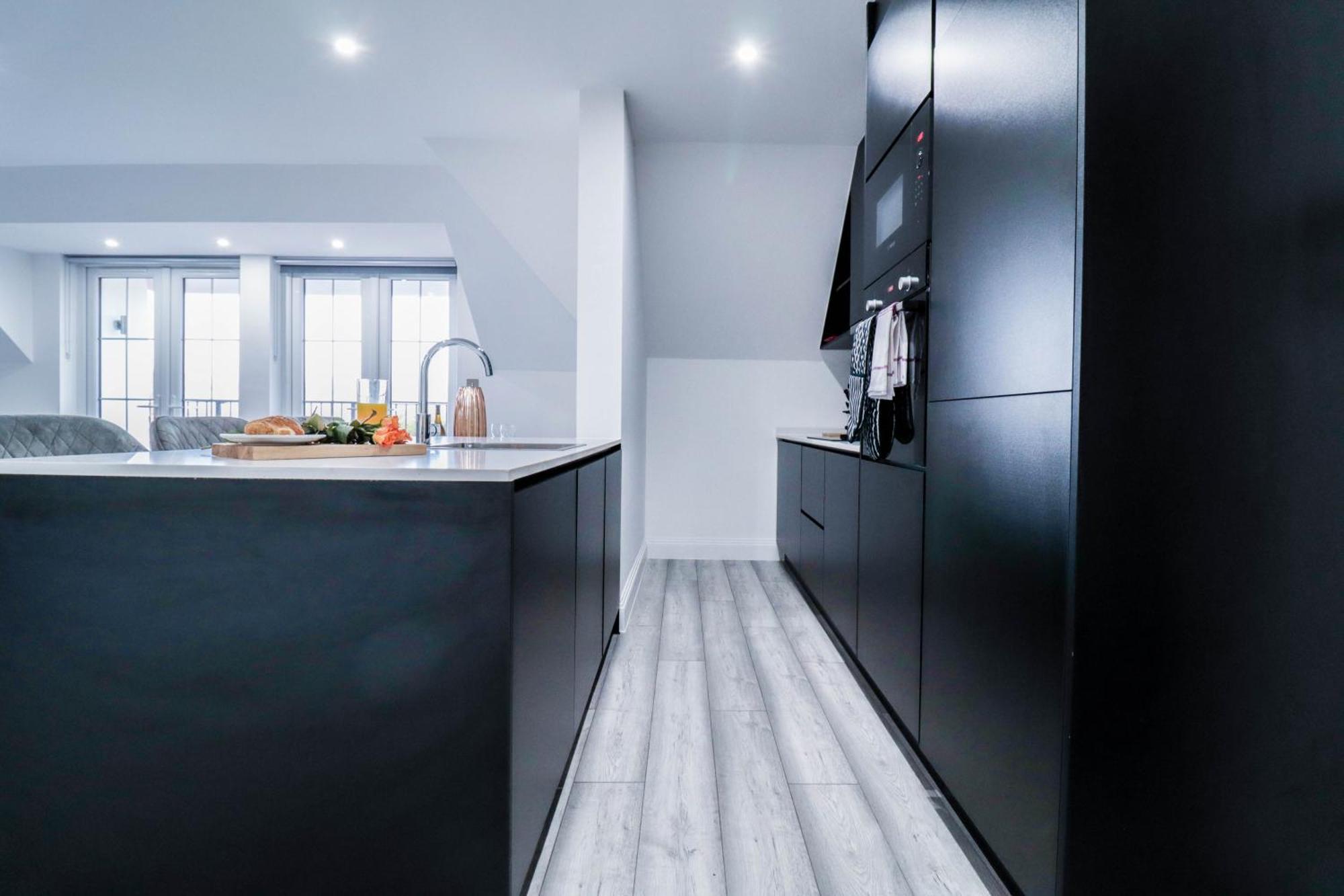 Elegant Apartments In Staines L Free Onsite Parking מראה חיצוני תמונה