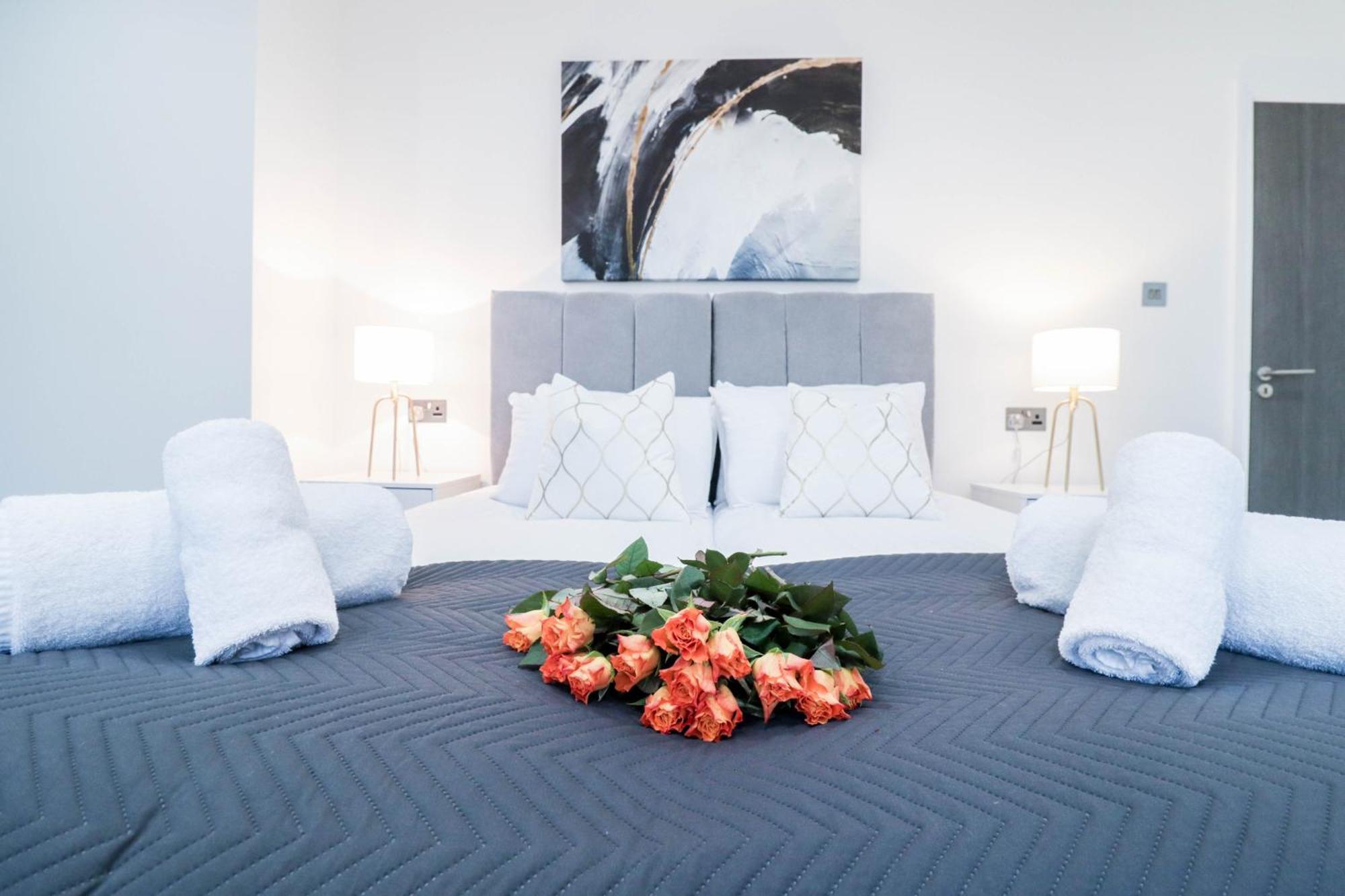 Elegant Apartments In Staines L Free Onsite Parking מראה חיצוני תמונה