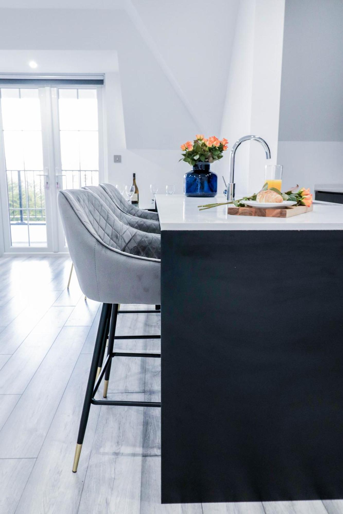 Elegant Apartments In Staines L Free Onsite Parking מראה חיצוני תמונה