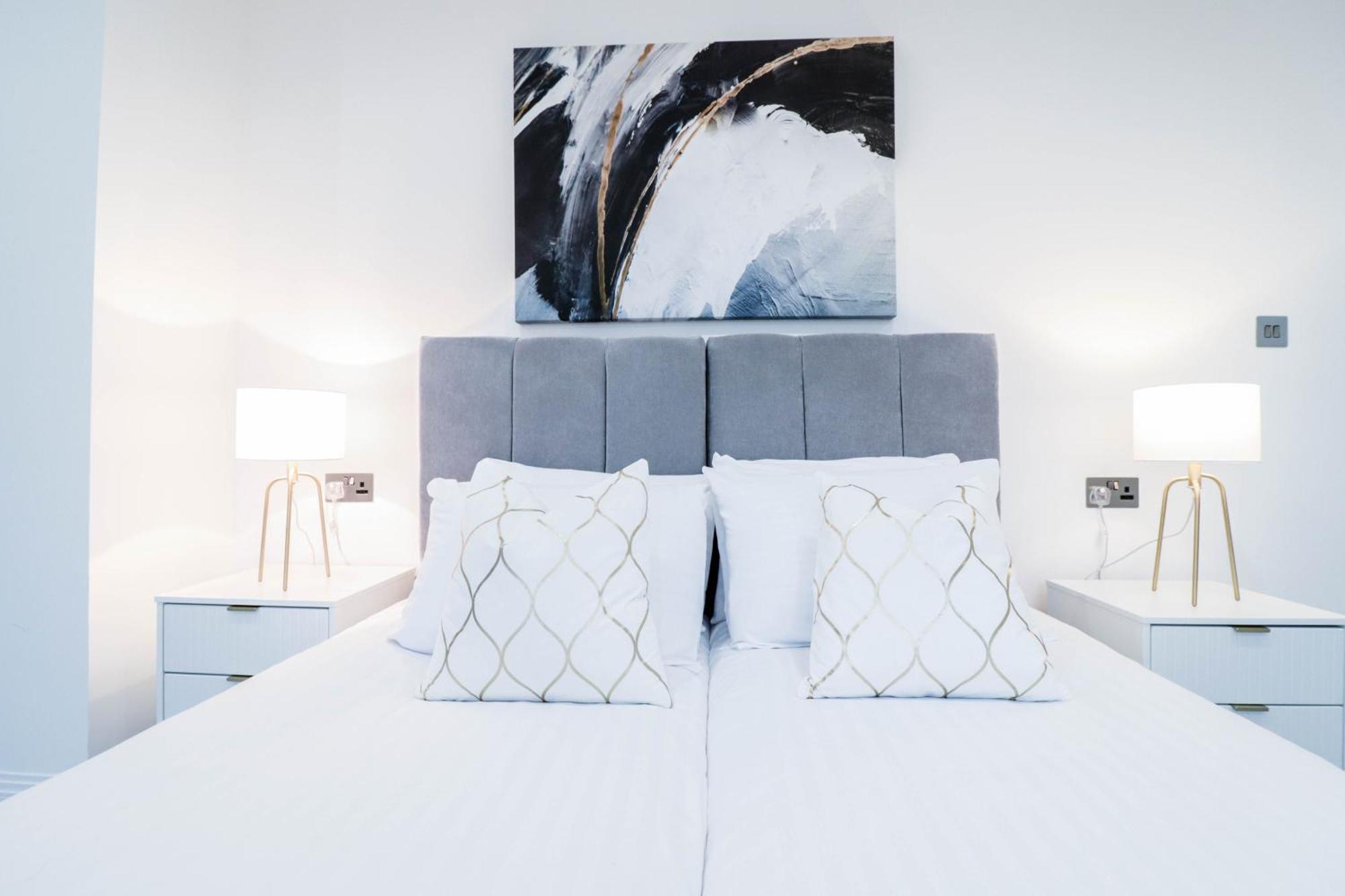 Elegant Apartments In Staines L Free Onsite Parking מראה חיצוני תמונה