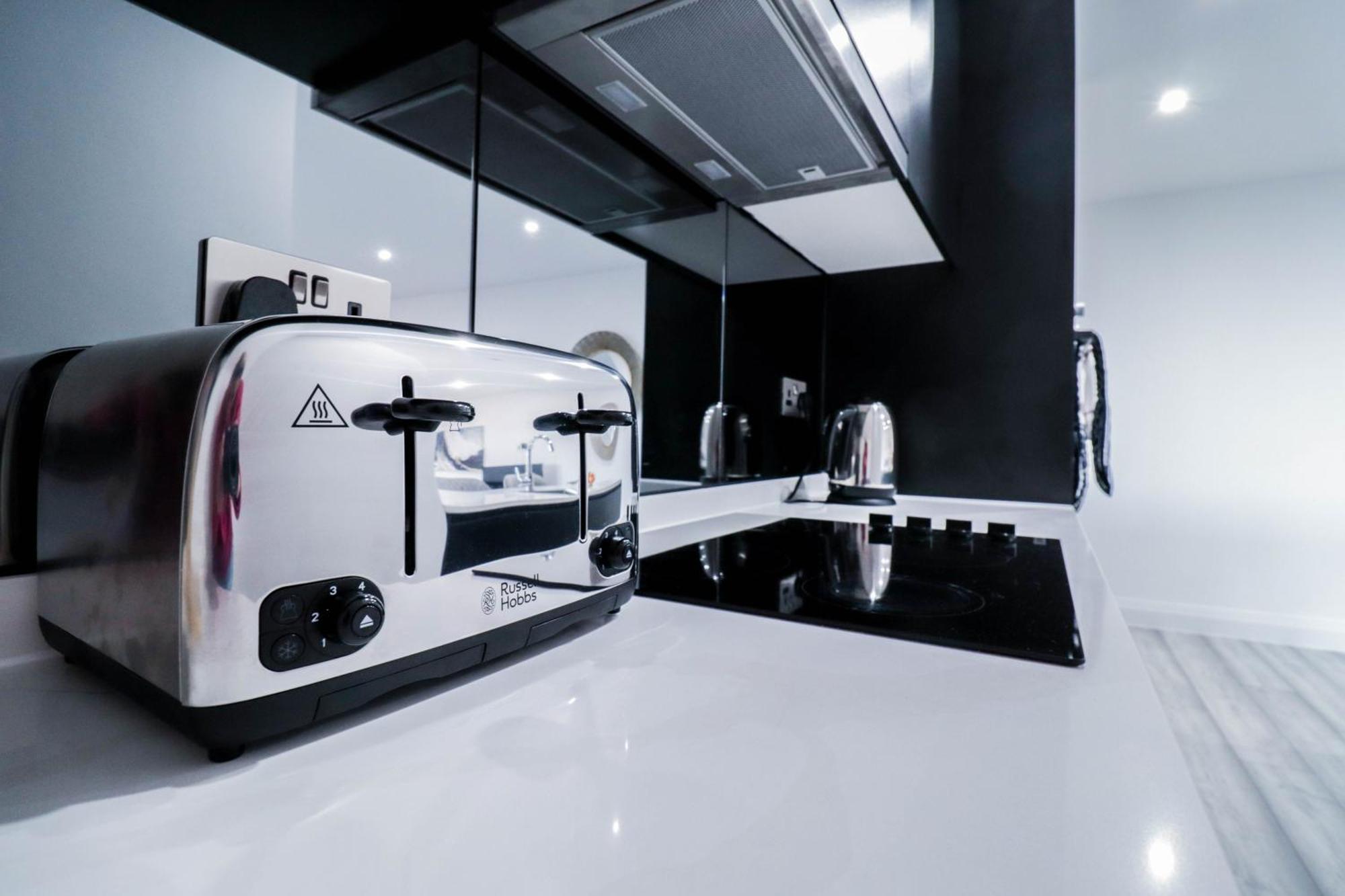 Elegant Apartments In Staines L Free Onsite Parking מראה חיצוני תמונה