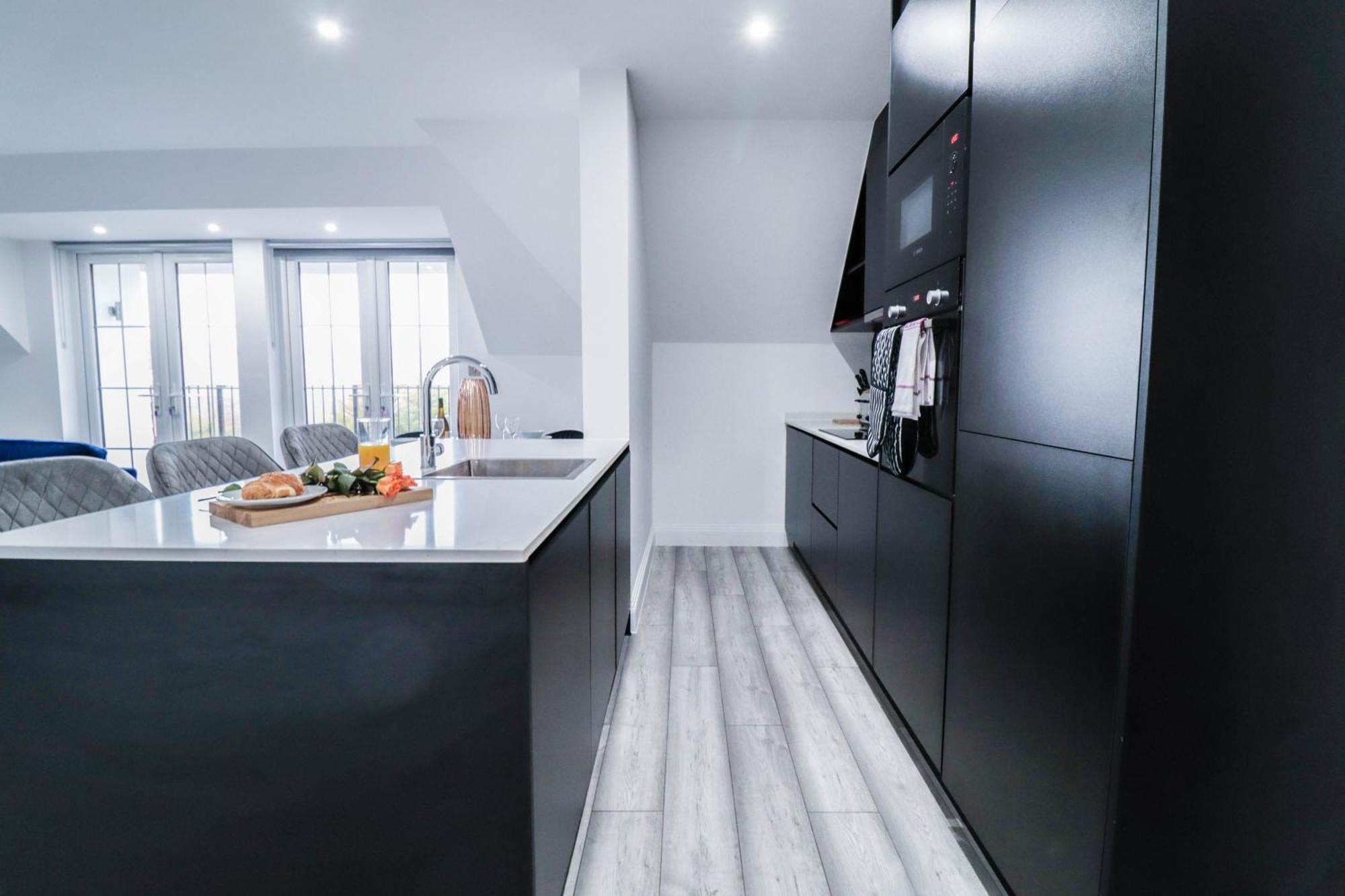Elegant Apartments In Staines L Free Onsite Parking מראה חיצוני תמונה