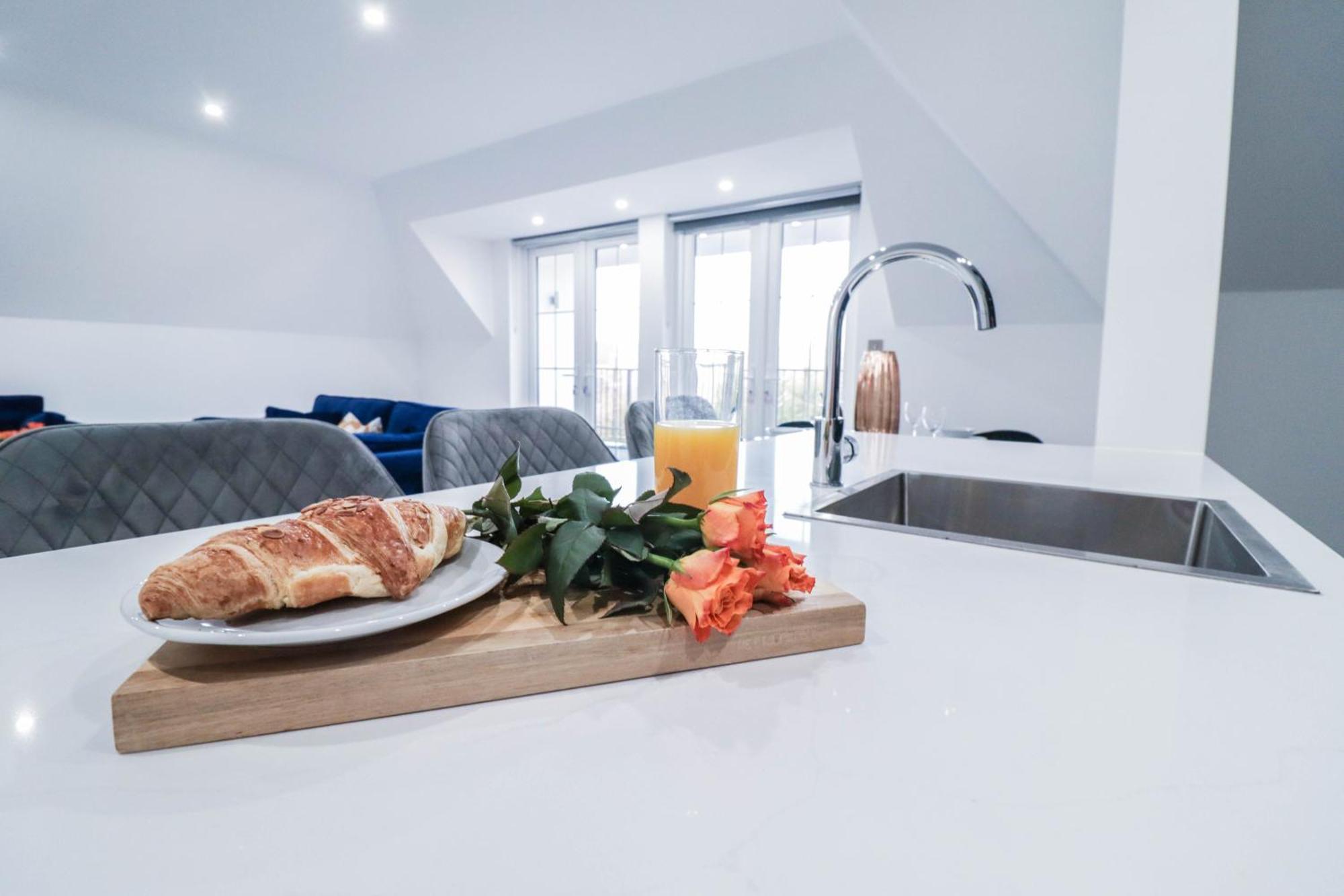 Elegant Apartments In Staines L Free Onsite Parking מראה חיצוני תמונה