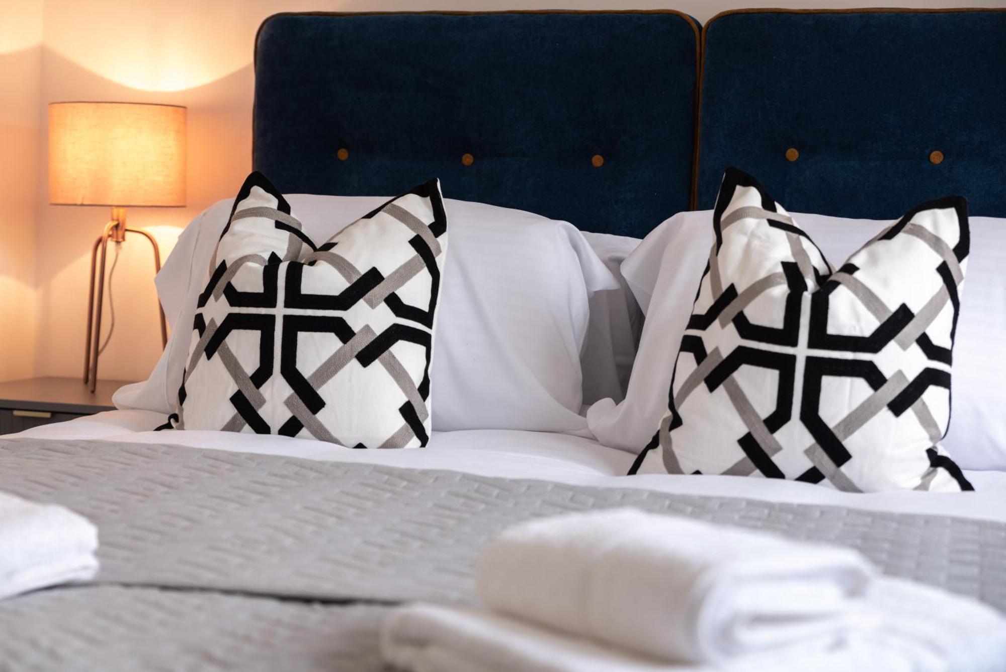Elegant Apartments In Staines L Free Onsite Parking מראה חיצוני תמונה