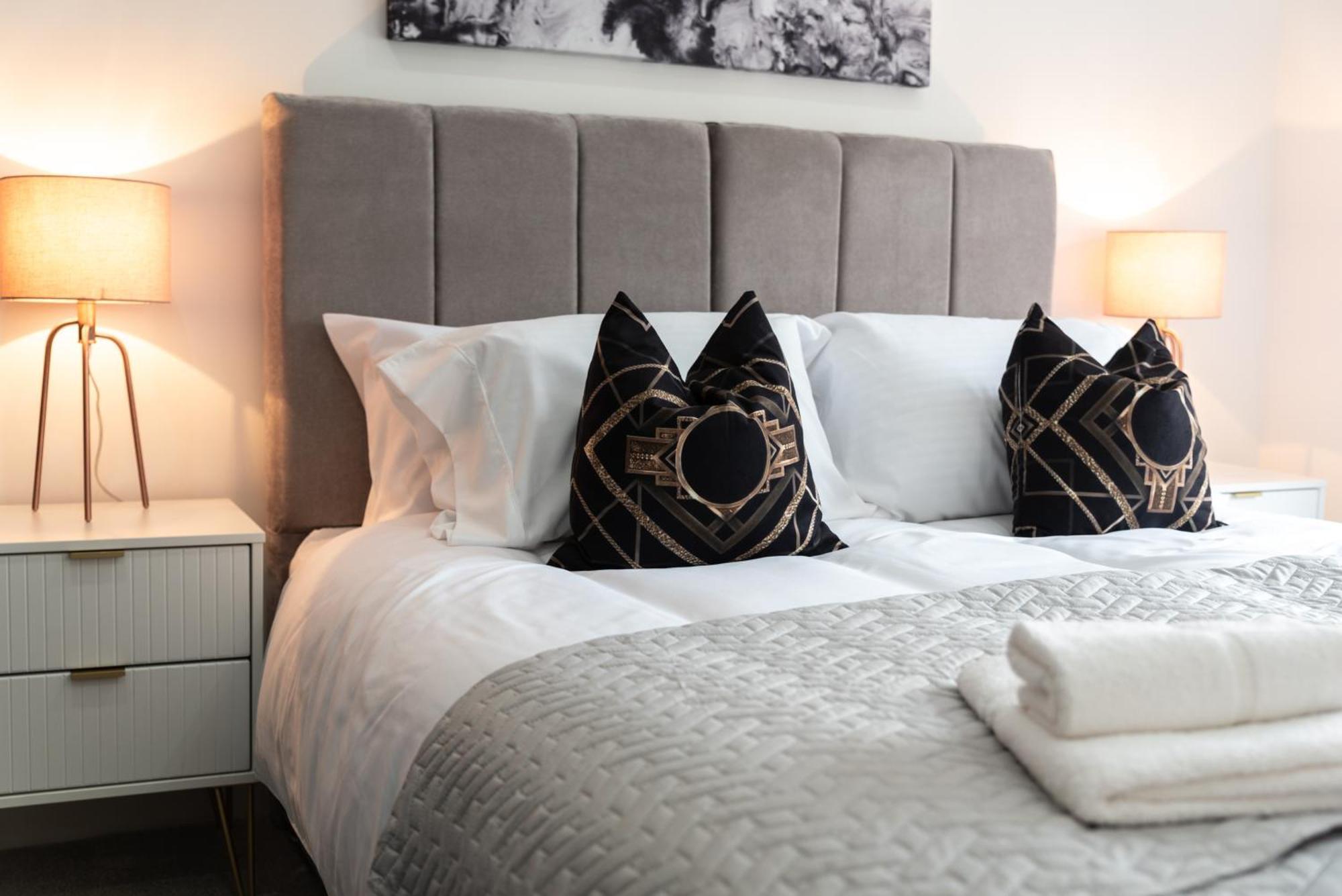 Elegant Apartments In Staines L Free Onsite Parking מראה חיצוני תמונה