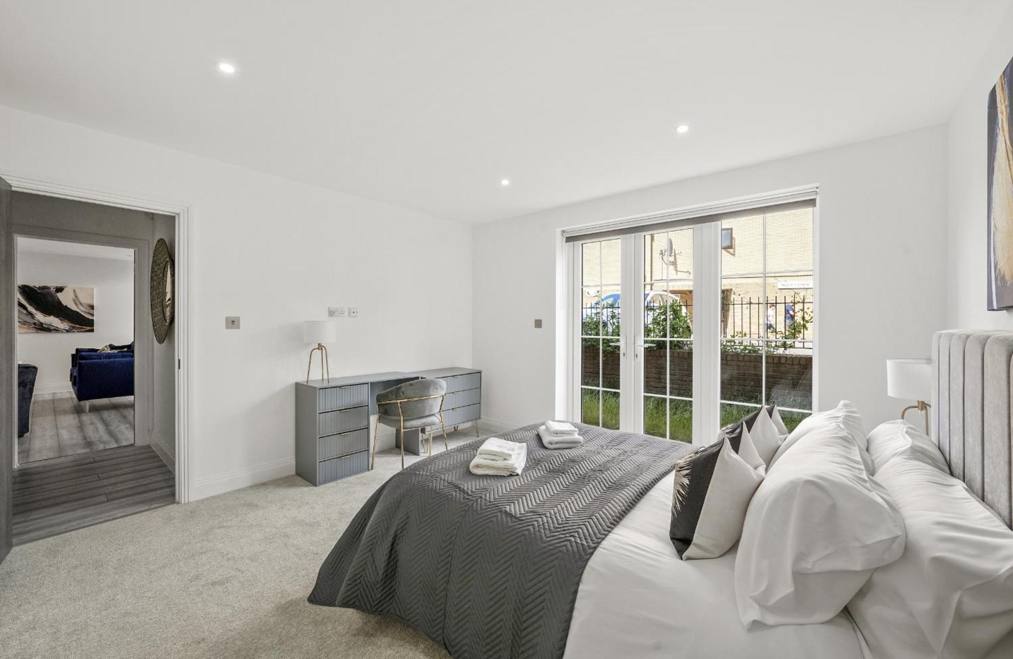 Elegant Apartments In Staines L Free Onsite Parking מראה חיצוני תמונה