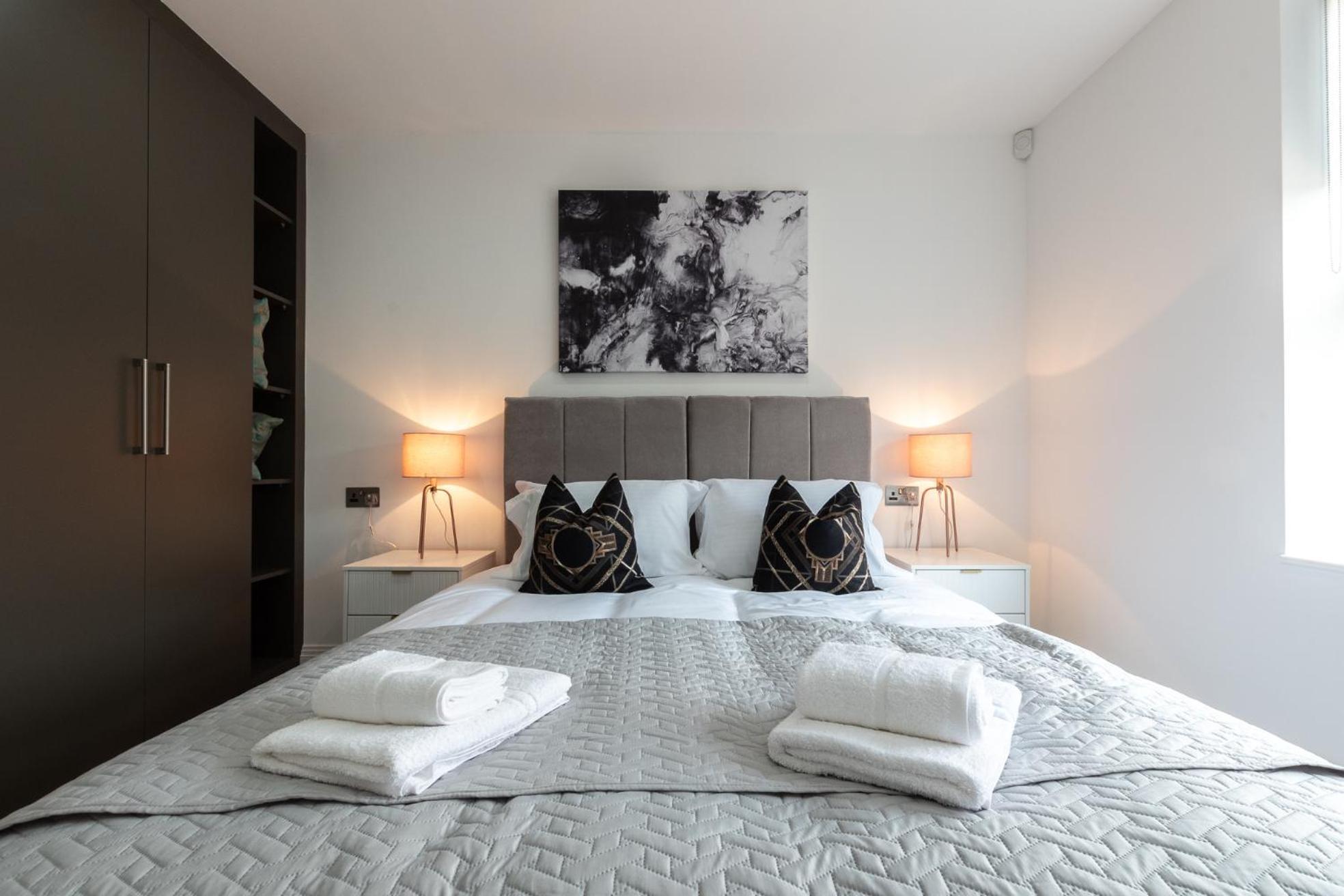 Elegant Apartments In Staines L Free Onsite Parking מראה חיצוני תמונה
