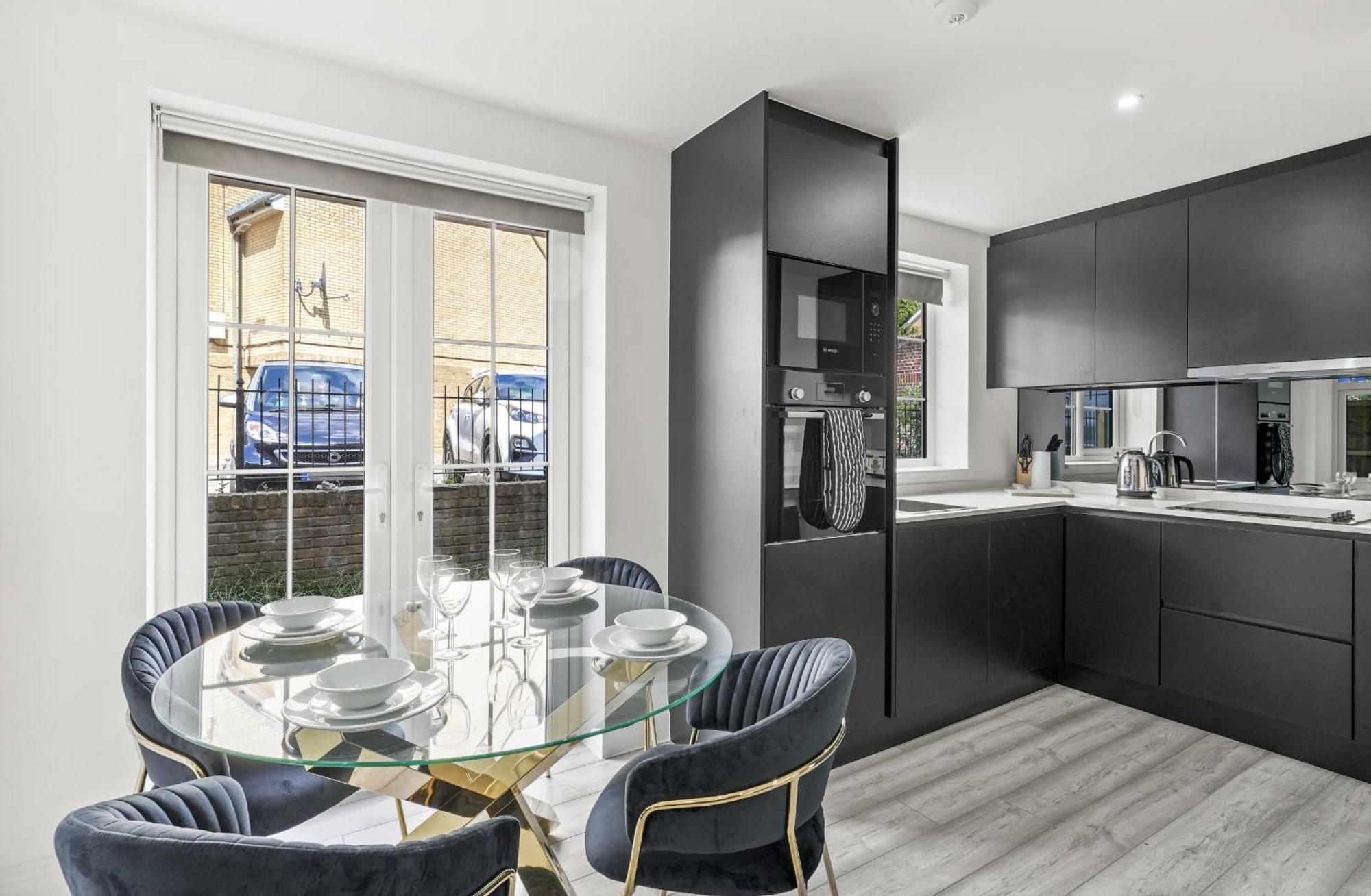 Elegant Apartments In Staines L Free Onsite Parking מראה חיצוני תמונה